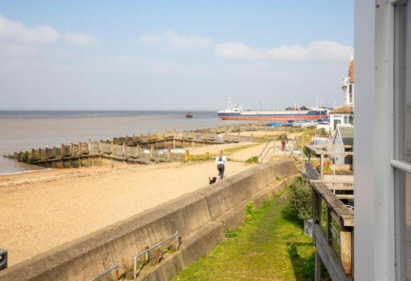 Stag Cottage, Sea Wall