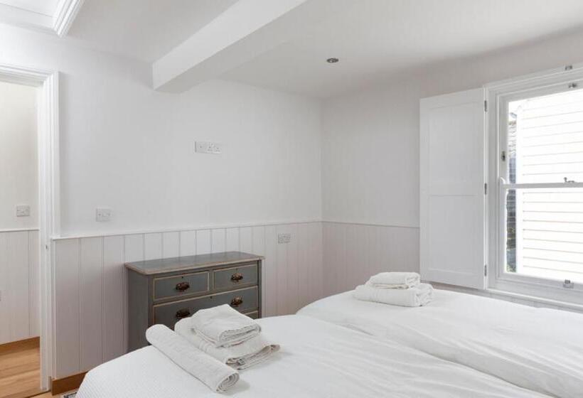 Stag Cottage, Sea Wall