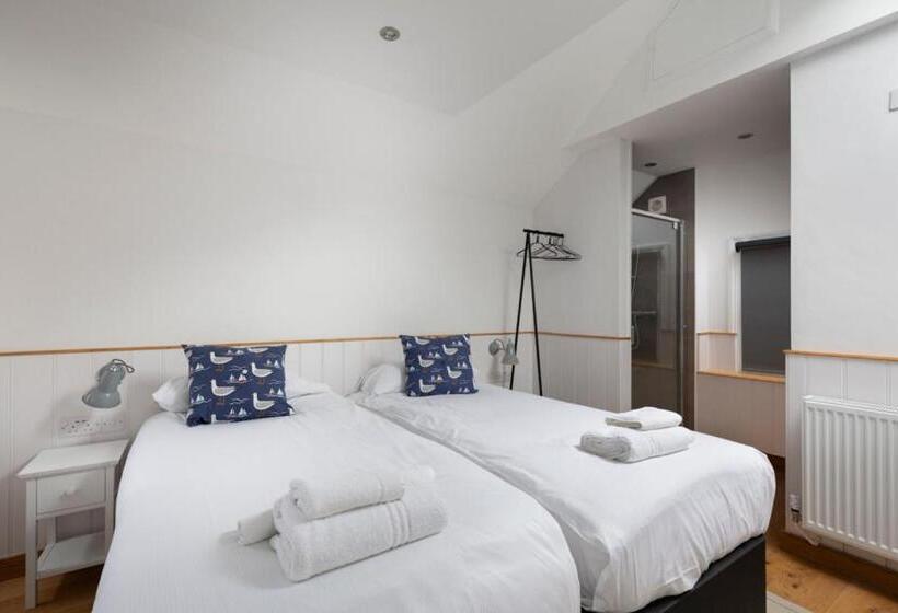 Stag Cottage, Sea Wall