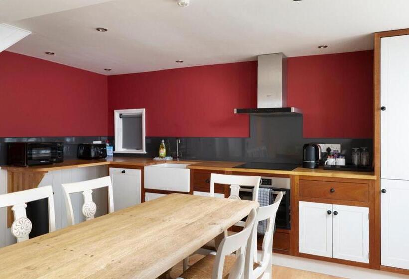 Stag Cottage, Sea Wall