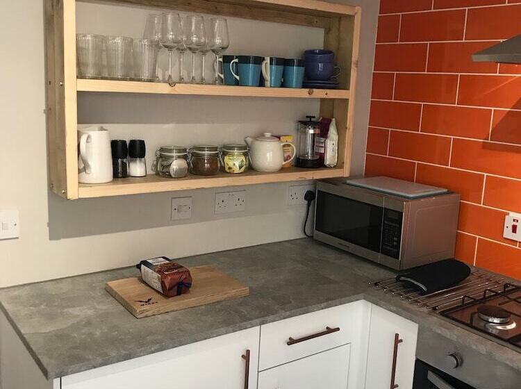 3 Crown Barton, Glastonbury