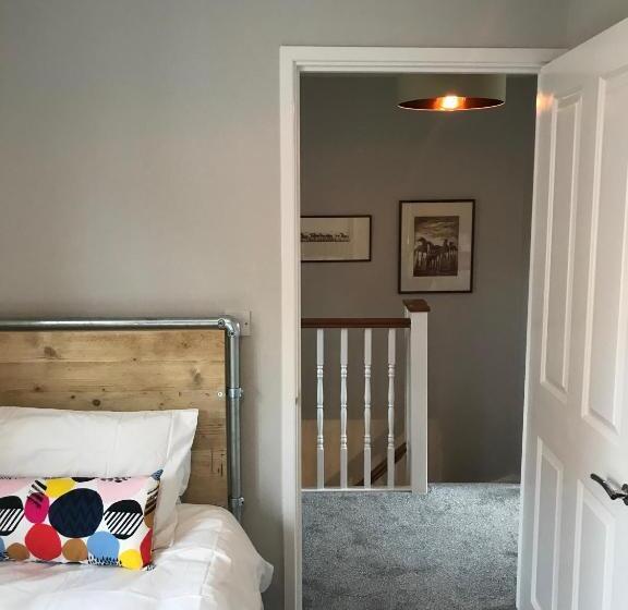 3 Crown Barton, Glastonbury