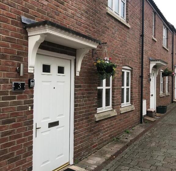 3 Crown Barton, Glastonbury