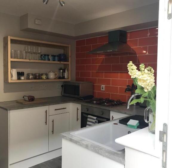 3 Crown Barton, Glastonbury