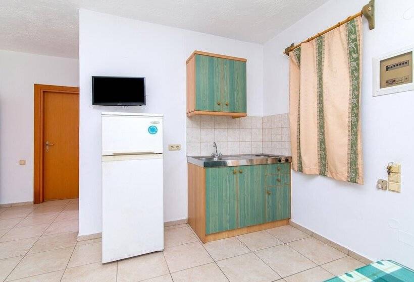 Dionysos Apartments & Studios