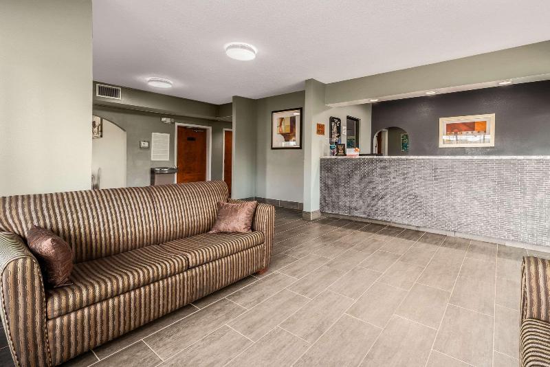 فندق على الطريق Econo Lodge Inn & Suites