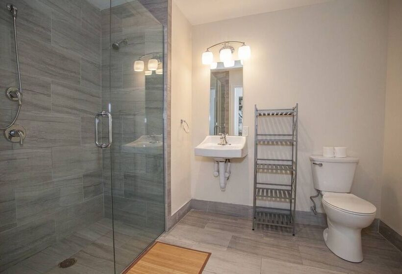 New 4 Bed 2 Full Bath Condo Near Back Bay