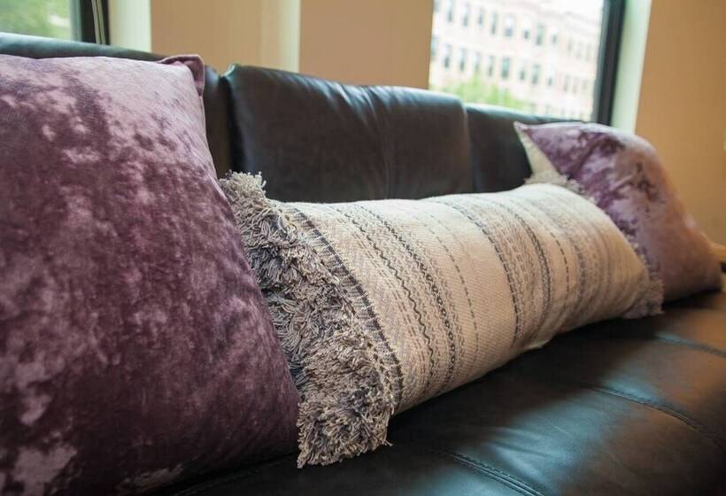 New 4 Bed 2 Full Bath Condo Near Back Bay