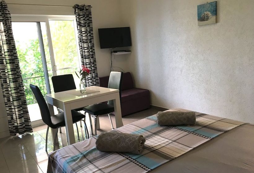 Paradise Apartments   Robinson Getaway