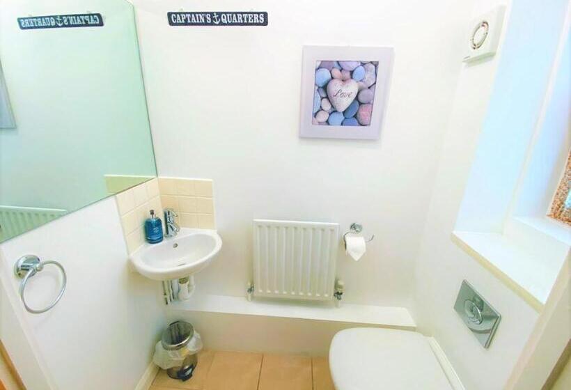 Seaside Cottage With Parking