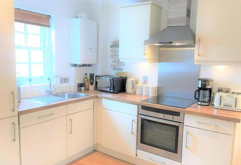 Seaside Cottage With Parking