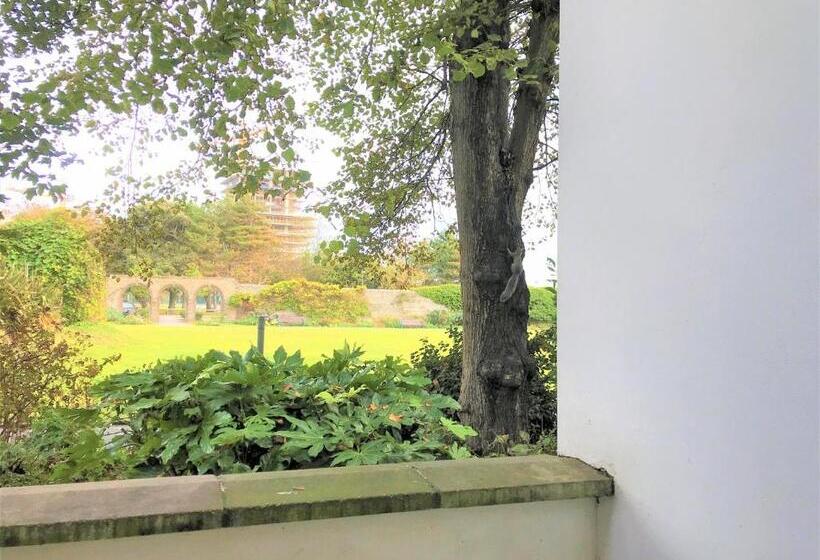 Seaside Cottage With Parking