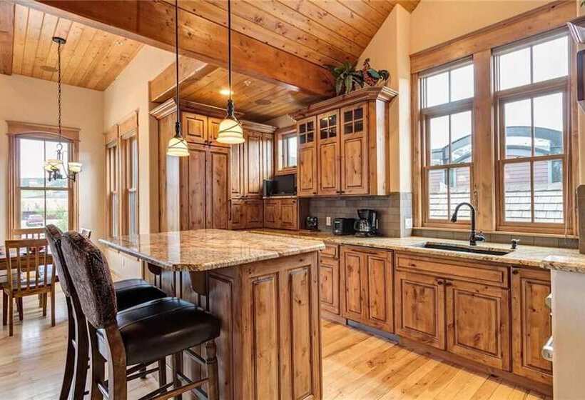 The Luxurious Lincoln Hot Tub