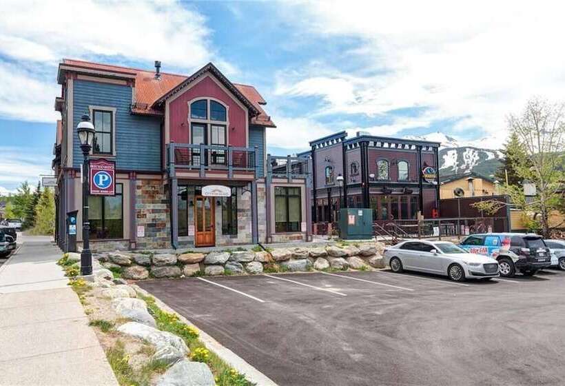 The Luxurious Lincoln Hot Tub