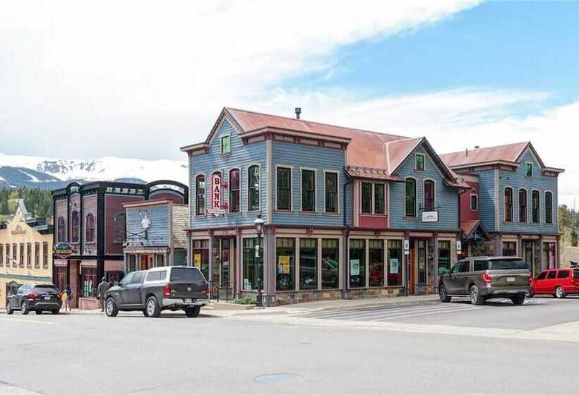 The Luxurious Lincoln Hot Tub