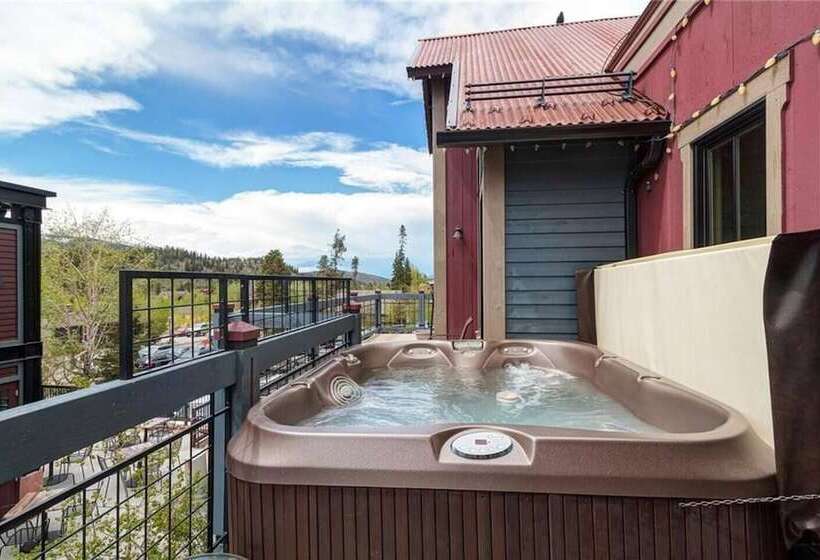 The Luxurious Lincoln Hot Tub