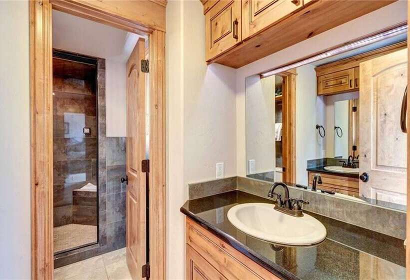 The Luxurious Lincoln Hot Tub