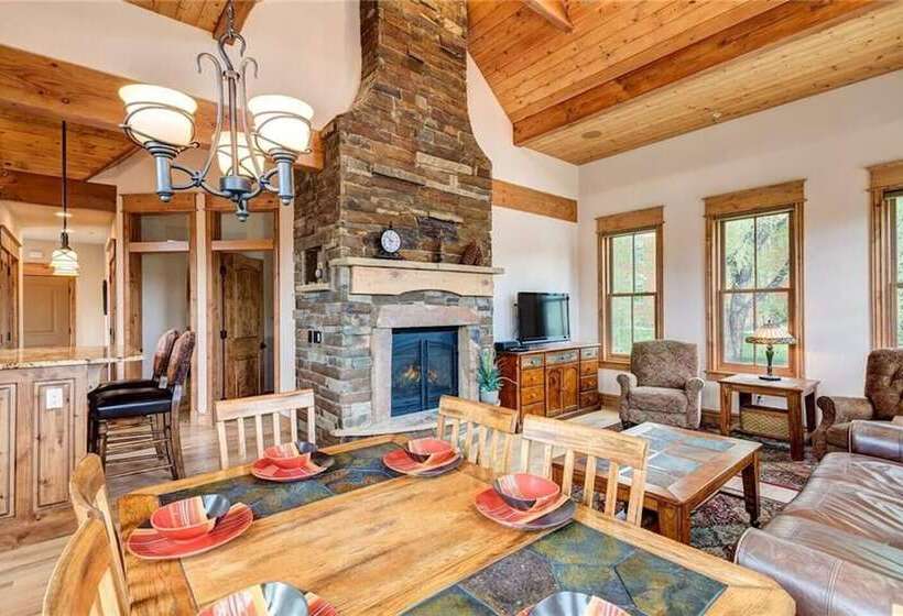 The Luxurious Lincoln Hot Tub