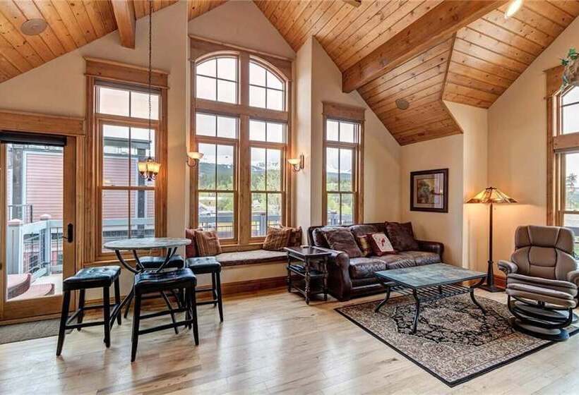 The Luxurious Lincoln Hot Tub