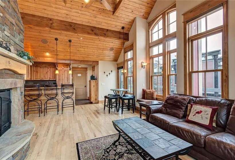 The Luxurious Lincoln Hot Tub