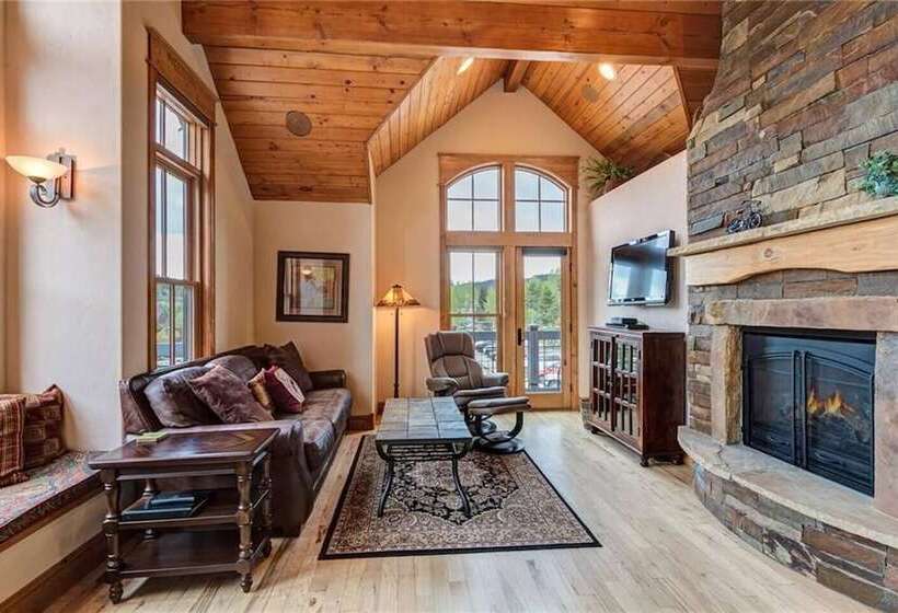 The Luxurious Lincoln Hot Tub