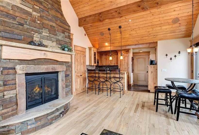 The Luxurious Lincoln Hot Tub