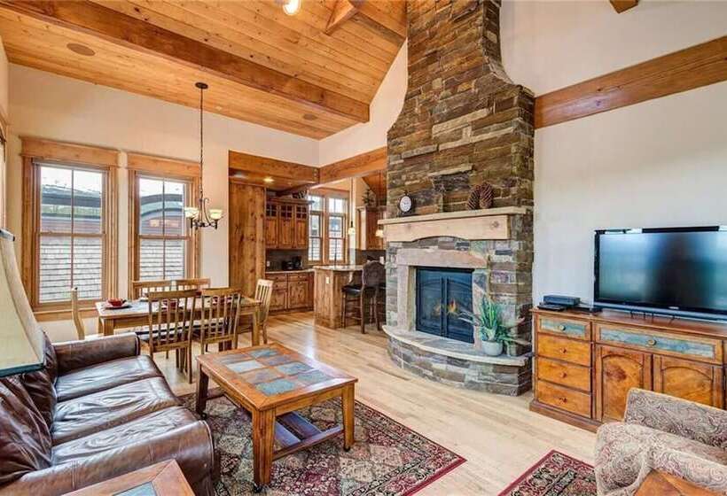 The Luxurious Lincoln Hot Tub