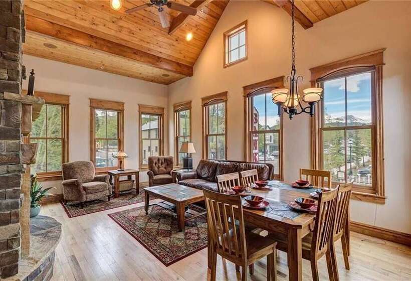 The Luxurious Lincoln Hot Tub