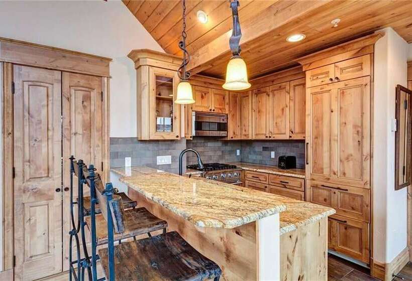 The Luxurious Lincoln Hot Tub