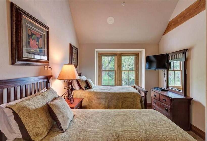 The Luxurious Lincoln Hot Tub