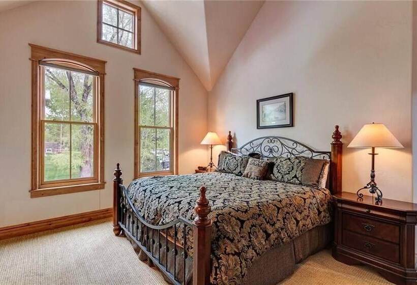 The Luxurious Lincoln Hot Tub