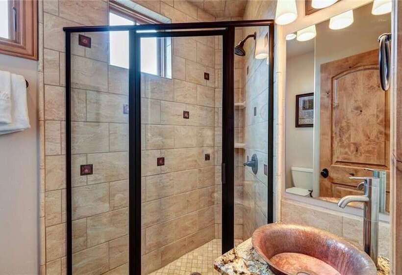 The Luxurious Lincoln Hot Tub