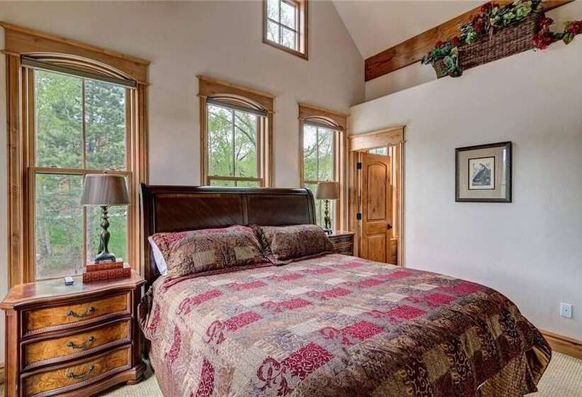 The Luxurious Lincoln Hot Tub