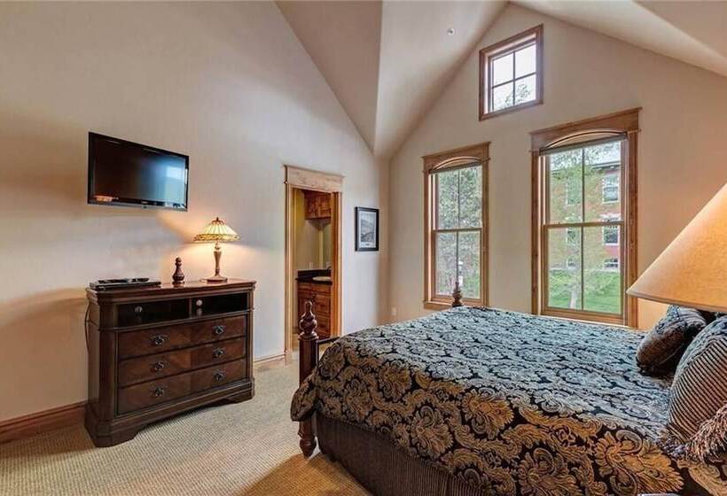 The Luxurious Lincoln Hot Tub