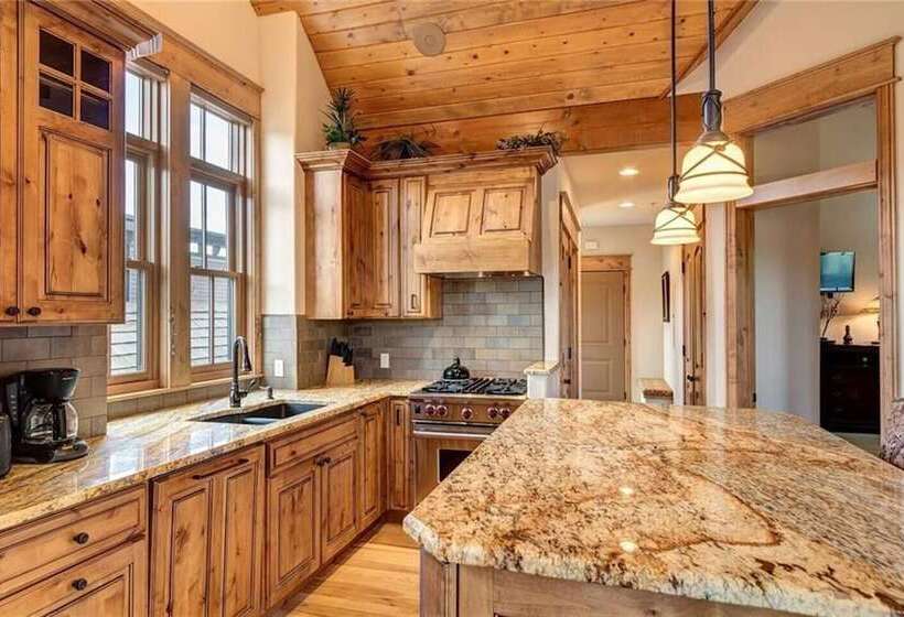 The Luxurious Lincoln Hot Tub