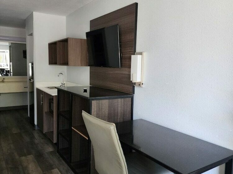 فندق Suburban Studios Hinesville   Fort Stewart Area