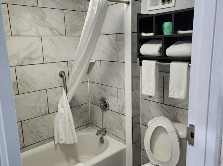 فندق Suburban Studios Hinesville   Fort Stewart Area