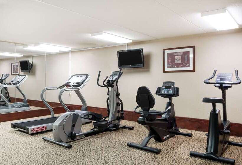 فندق Baymont By Wyndham Clarksville Northeast