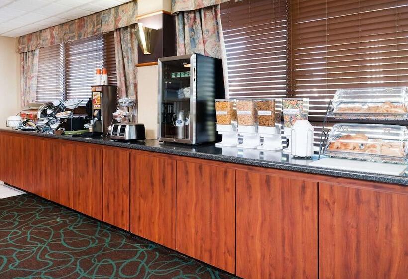 בית מלון כפרי Baymont By Wyndham Clarksville Northeast