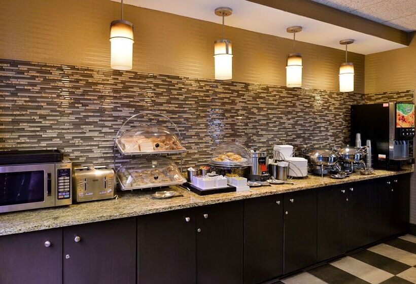 Отель Best Western Plus Wichita West Airport Inn