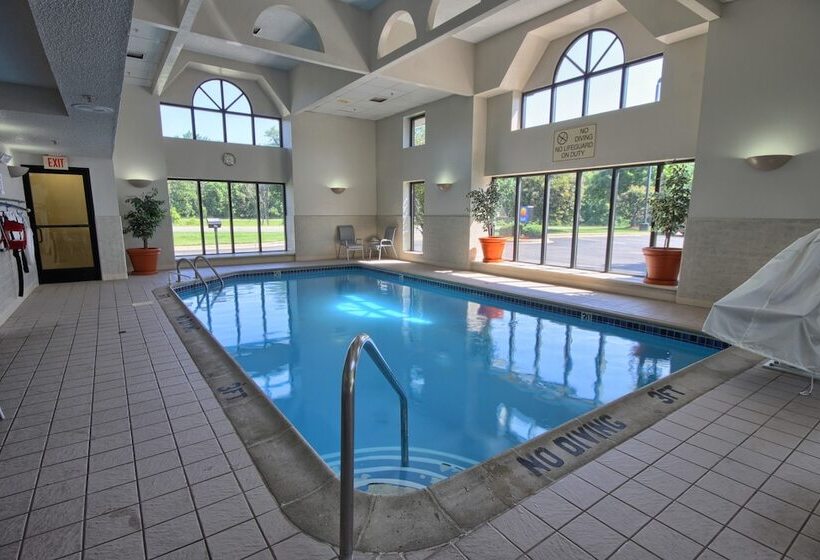 فندق Comfort Inn Near Greenfield Village