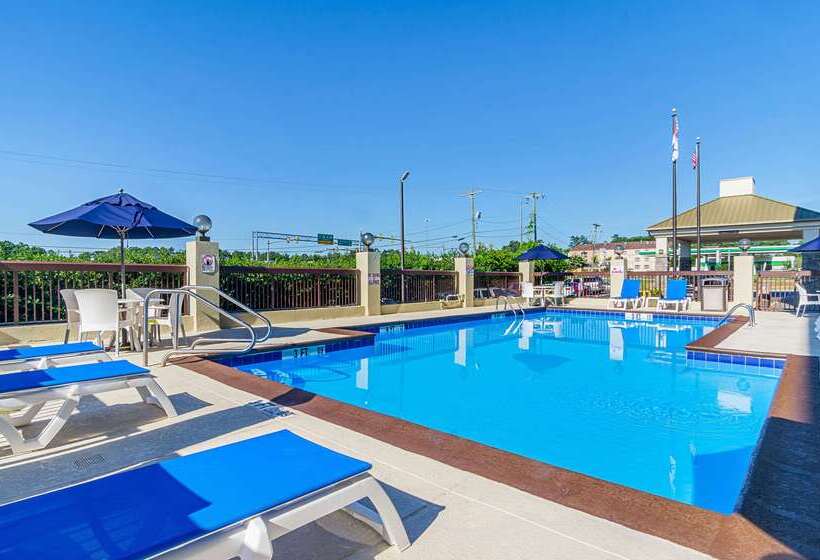 בית מלון כפרי Comfort Inn & Suites Durham Near Duke University