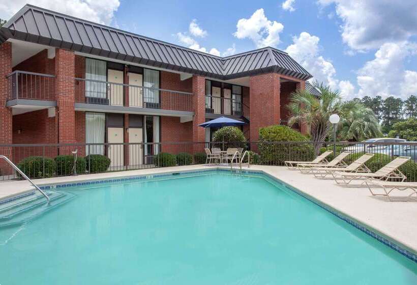 호텔 Days Inn By Wyndham Statesboro