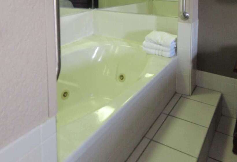 فندق Econo Lodge Inn & Suites