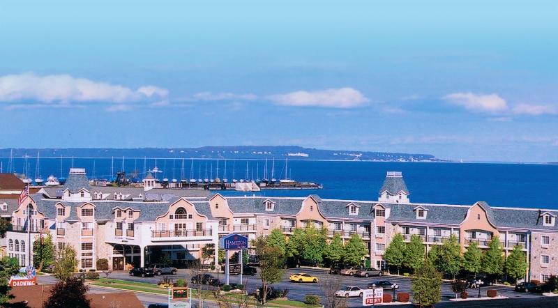בית מלון כפרי Hamilton Inn Select Beachfront Mackinaw City