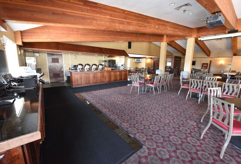 בית מלון כפרי Hamilton Inn Select Beachfront Mackinaw City