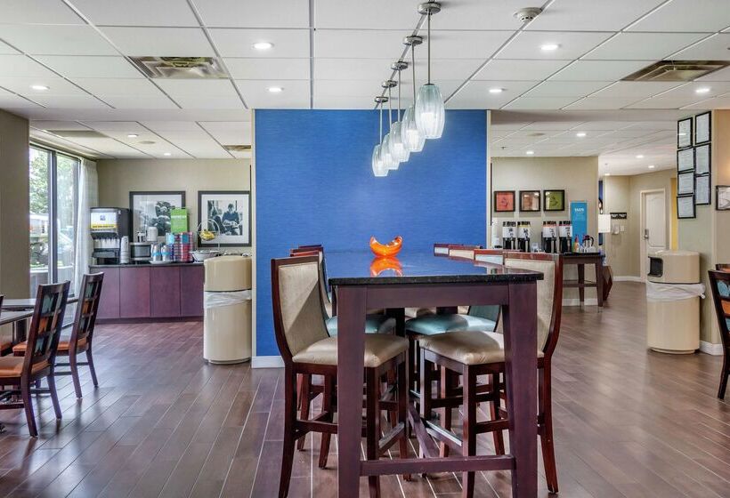 فندق Hampton Inn Adel