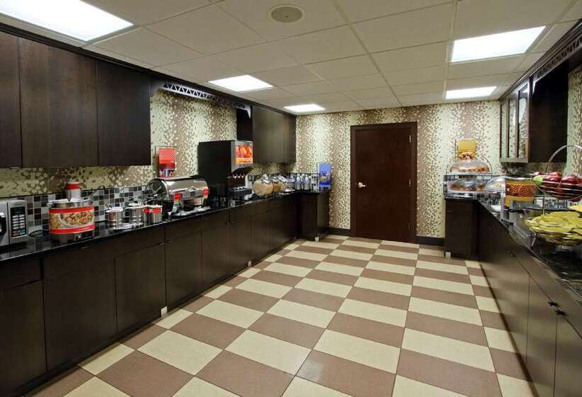 Отель Hampton Inn & Suites Newtown
