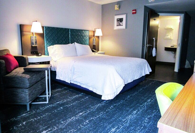Отель Hampton Inn & Suites Newtown