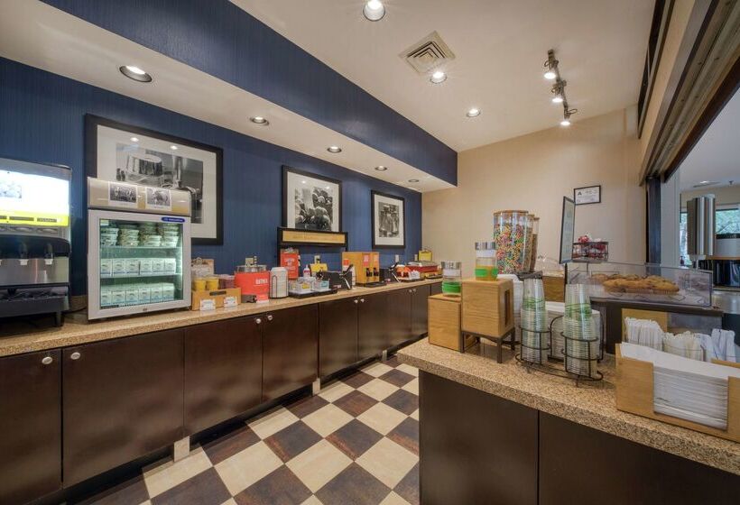 Отель Hampton Inn & Suites Wilmington/wrightsville Beach